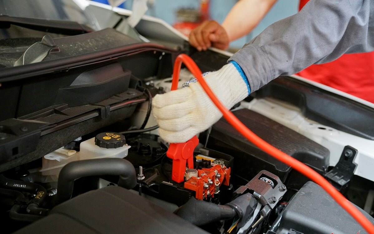 binh ac quy moi co can sac khong