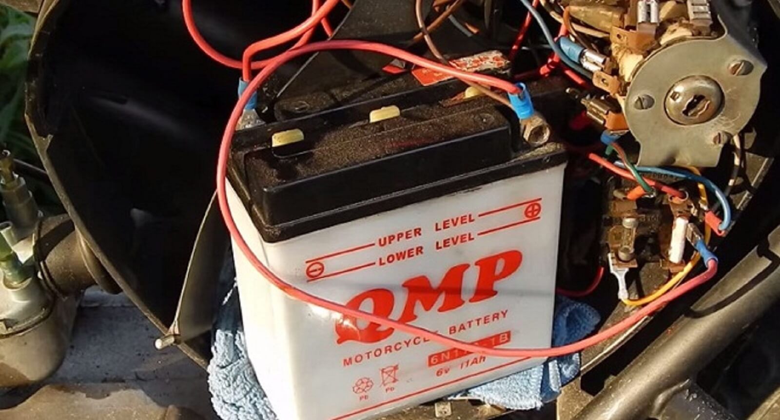 binh ac quy moi co can sac khong