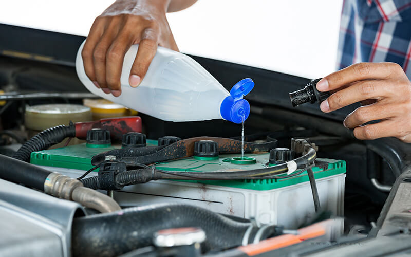 binh ac quy moi co can sac khong