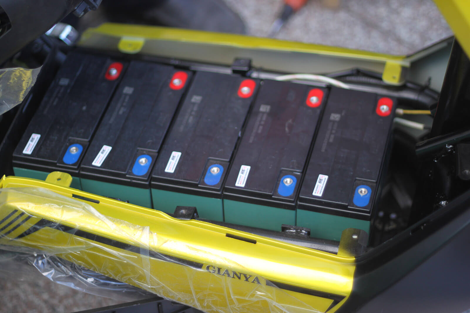 binh ac quy moi co can sac khong