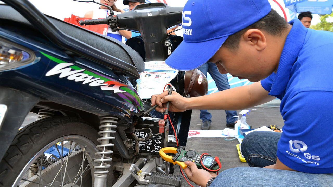 binh ac quy moi co can sac khong