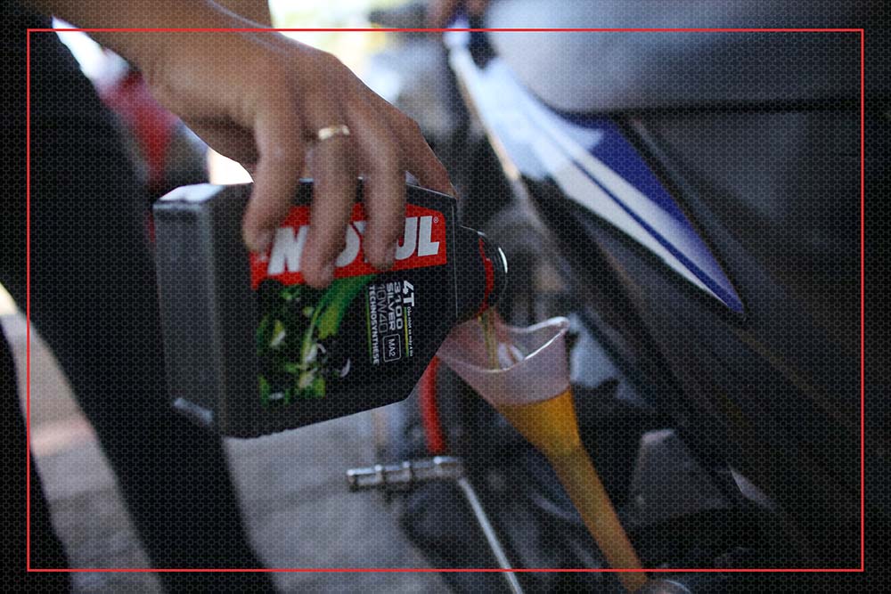 xe moi di bao nhieu km thi thay nhot