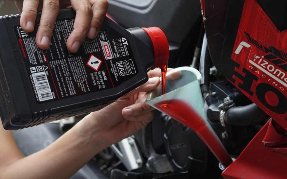 xe moi di bao nhieu km thi thay nhot