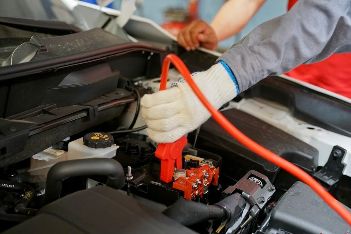 sac binh ac quy o to