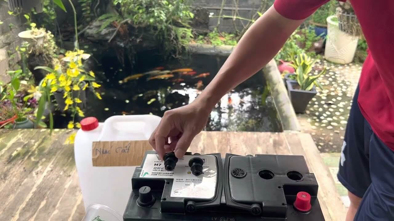 axit cham binh ac quy la axit gi
