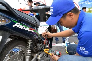 nguyen nhan ac quy xe may nhanh het dien